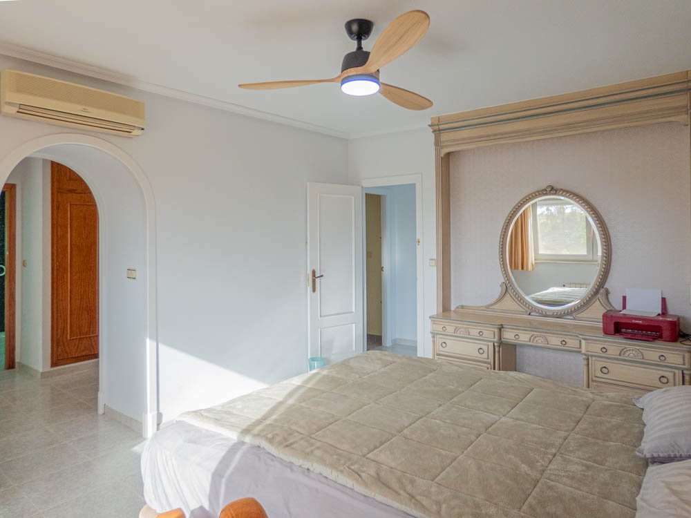 Preciosa villa rural renovada con 7 dormitorios, 7 baños, aire acondicionado, calefacción central, garaje doble y piscina privada climatizada