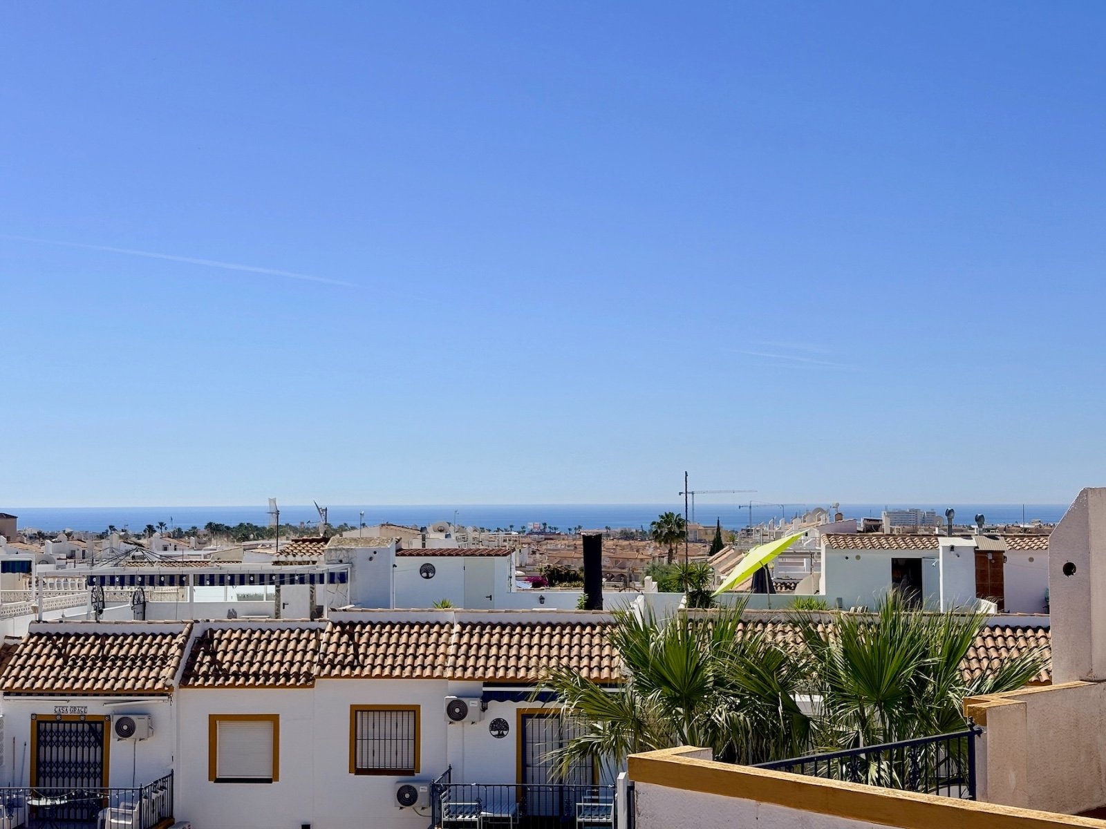 Apartamento de 3 dormitorios con solárium privado, vistas al mar, piscina y pista de tenis en La Florida