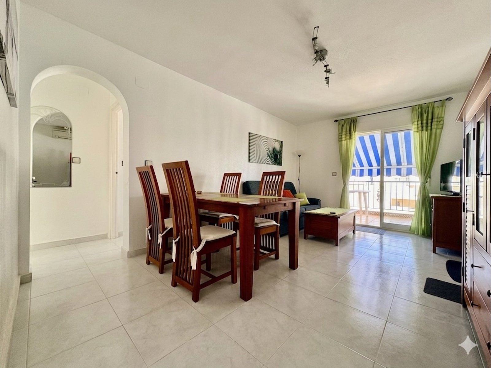 Apartamento de 3 dormitorios con solárium privado, vistas al mar, piscina y pista de tenis en La Florida