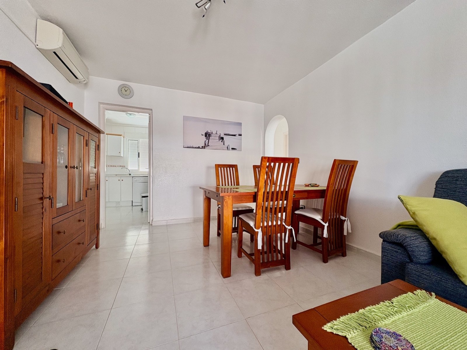 Apartamento de 3 dormitorios con solárium privado, vistas al mar, piscina y pista de tenis en La Florida