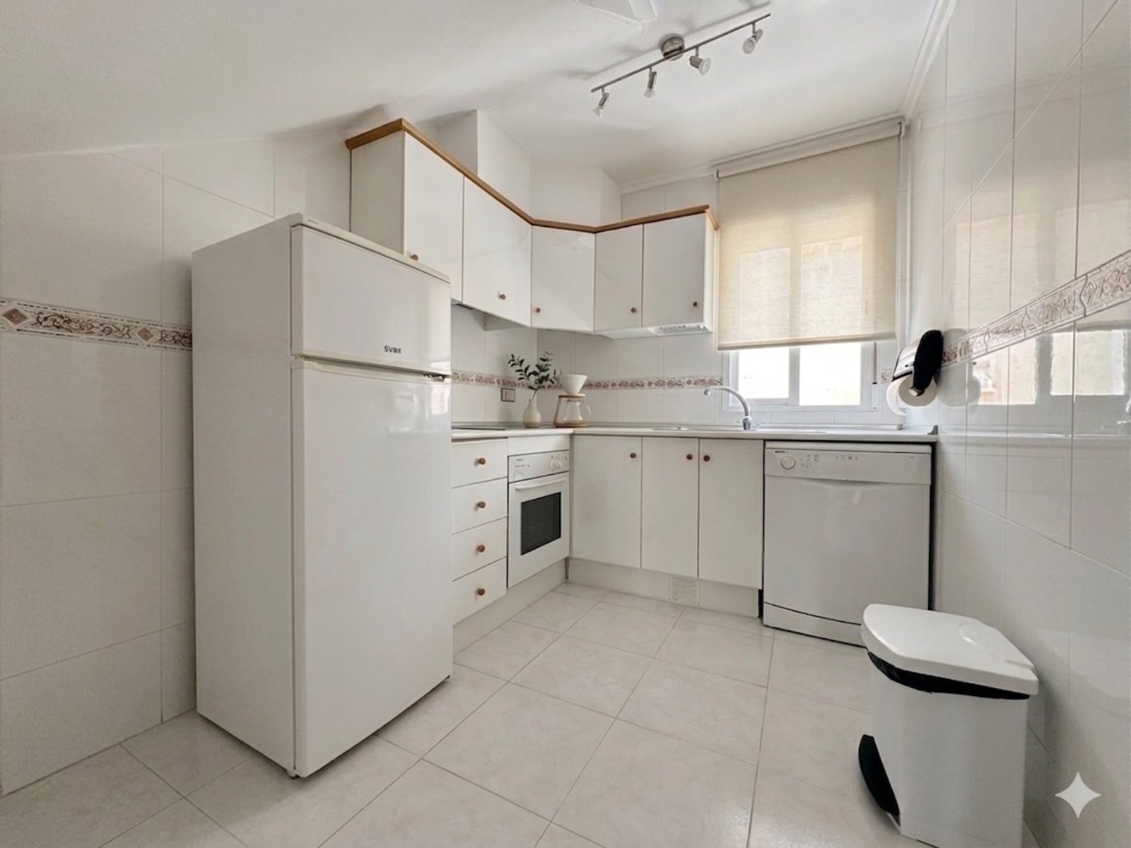 Apartamento de 3 dormitorios con solárium privado, vistas al mar, piscina y pista de tenis en La Florida