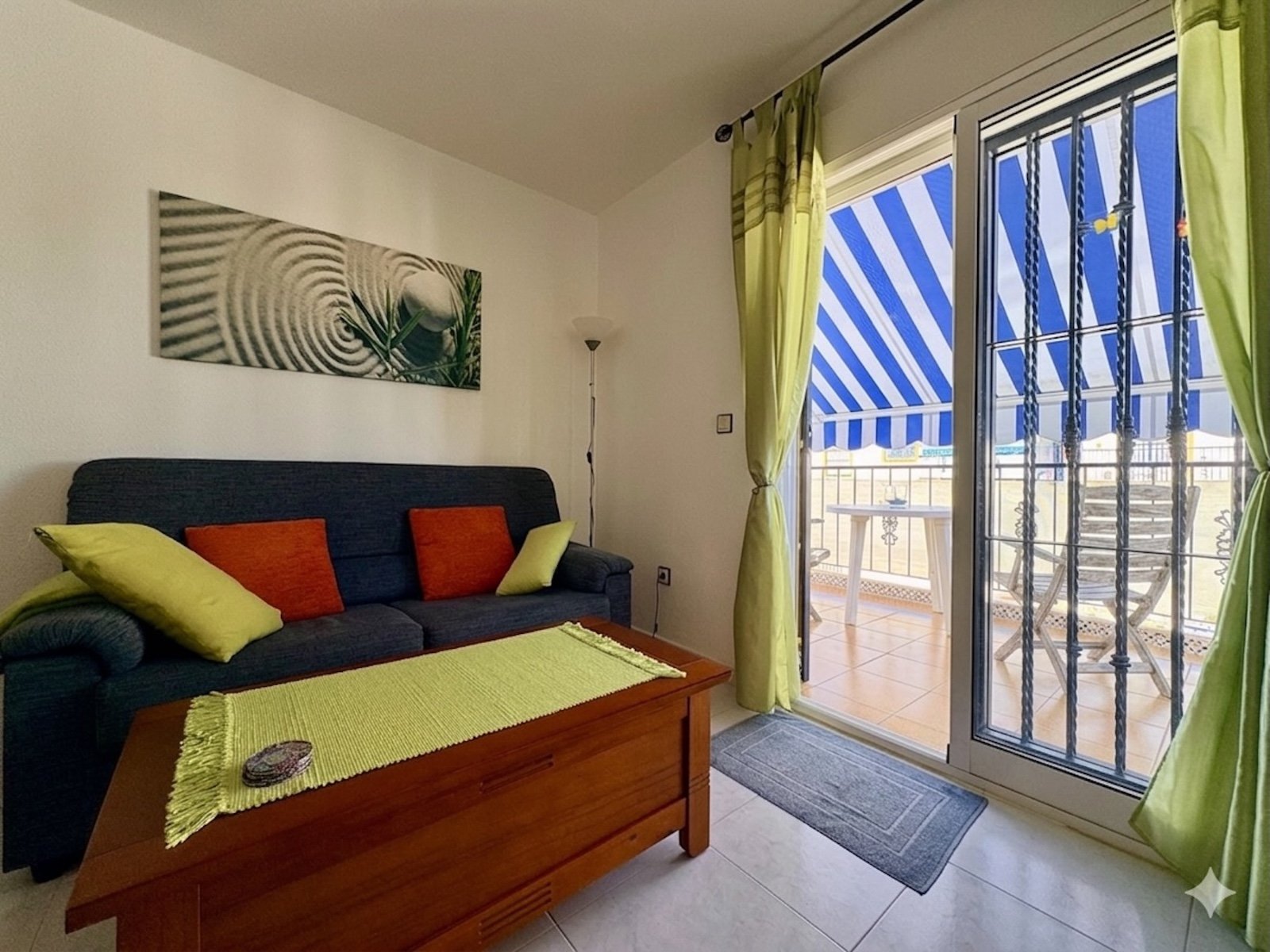 Apartamento de 3 dormitorios con solárium privado, vistas al mar, piscina y pista de tenis en La Florida