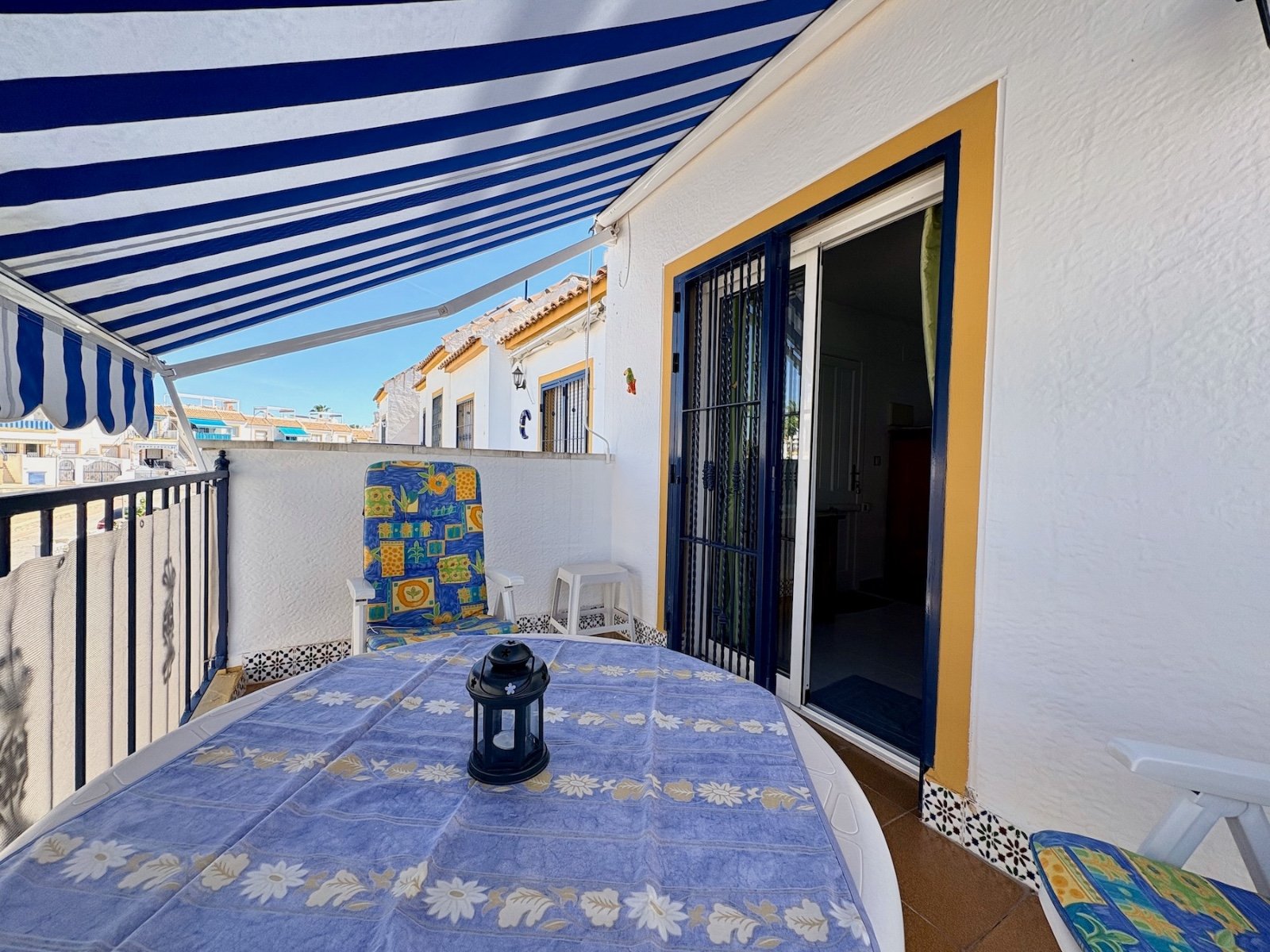 Apartamento de 3 dormitorios con solárium privado, vistas al mar, piscina y pista de tenis en La Florida