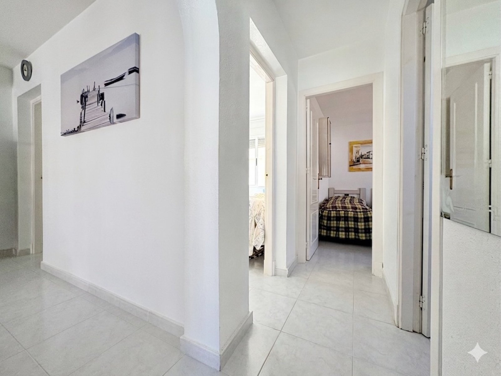 Apartamento de 3 dormitorios con solárium privado, vistas al mar, piscina y pista de tenis en La Florida