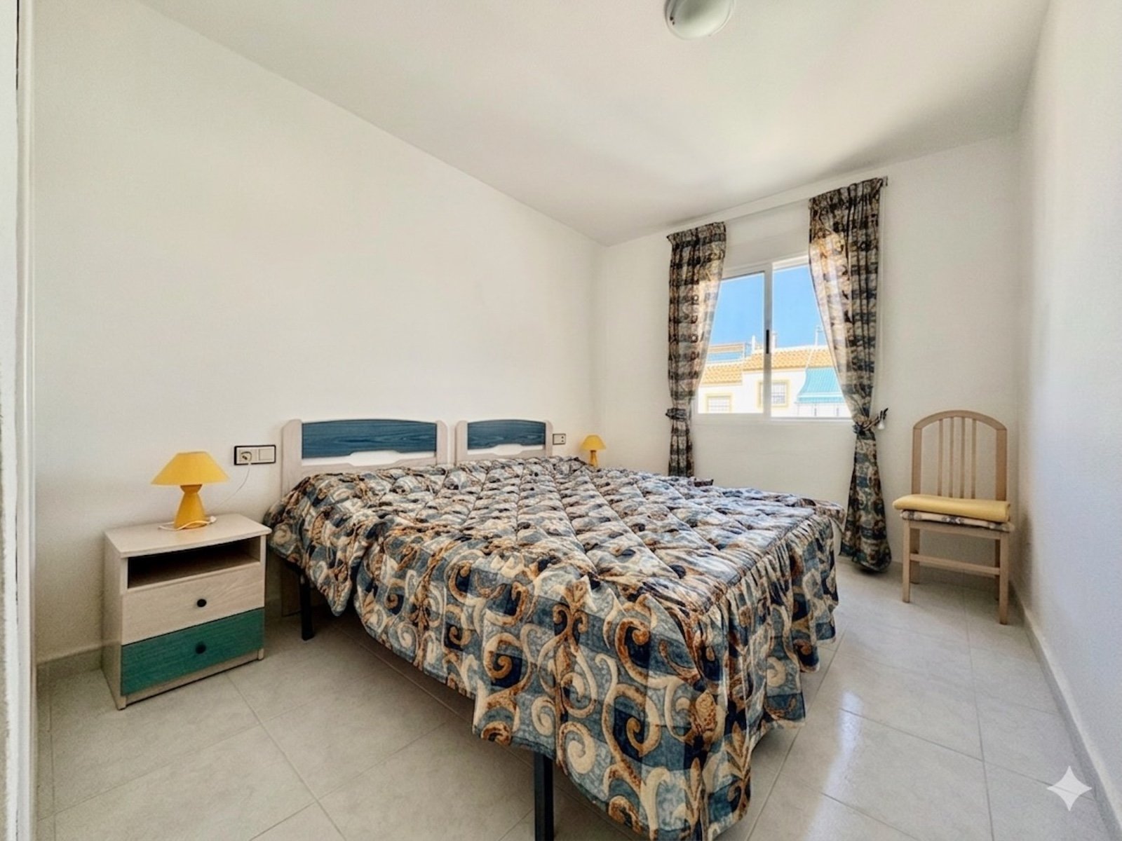 Apartamento de 3 dormitorios con solárium privado, vistas al mar, piscina y pista de tenis en La Florida