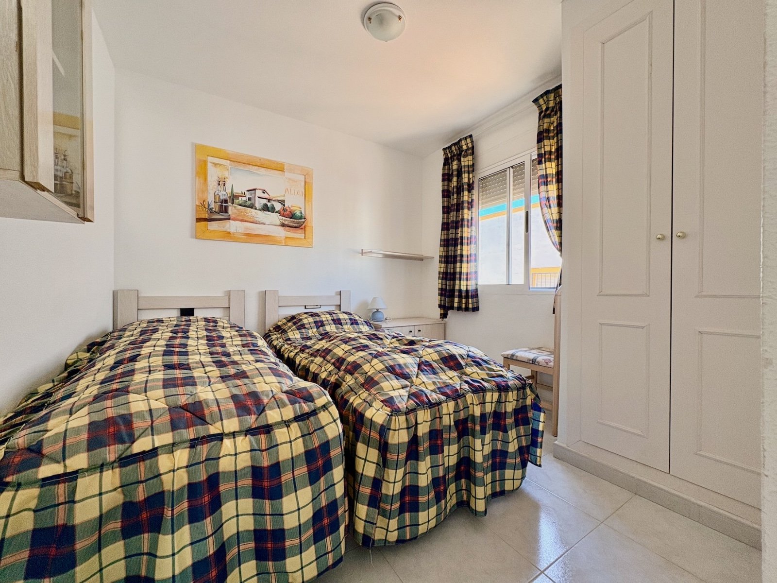 Apartamento de 3 dormitorios con solárium privado, vistas al mar, piscina y pista de tenis en La Florida