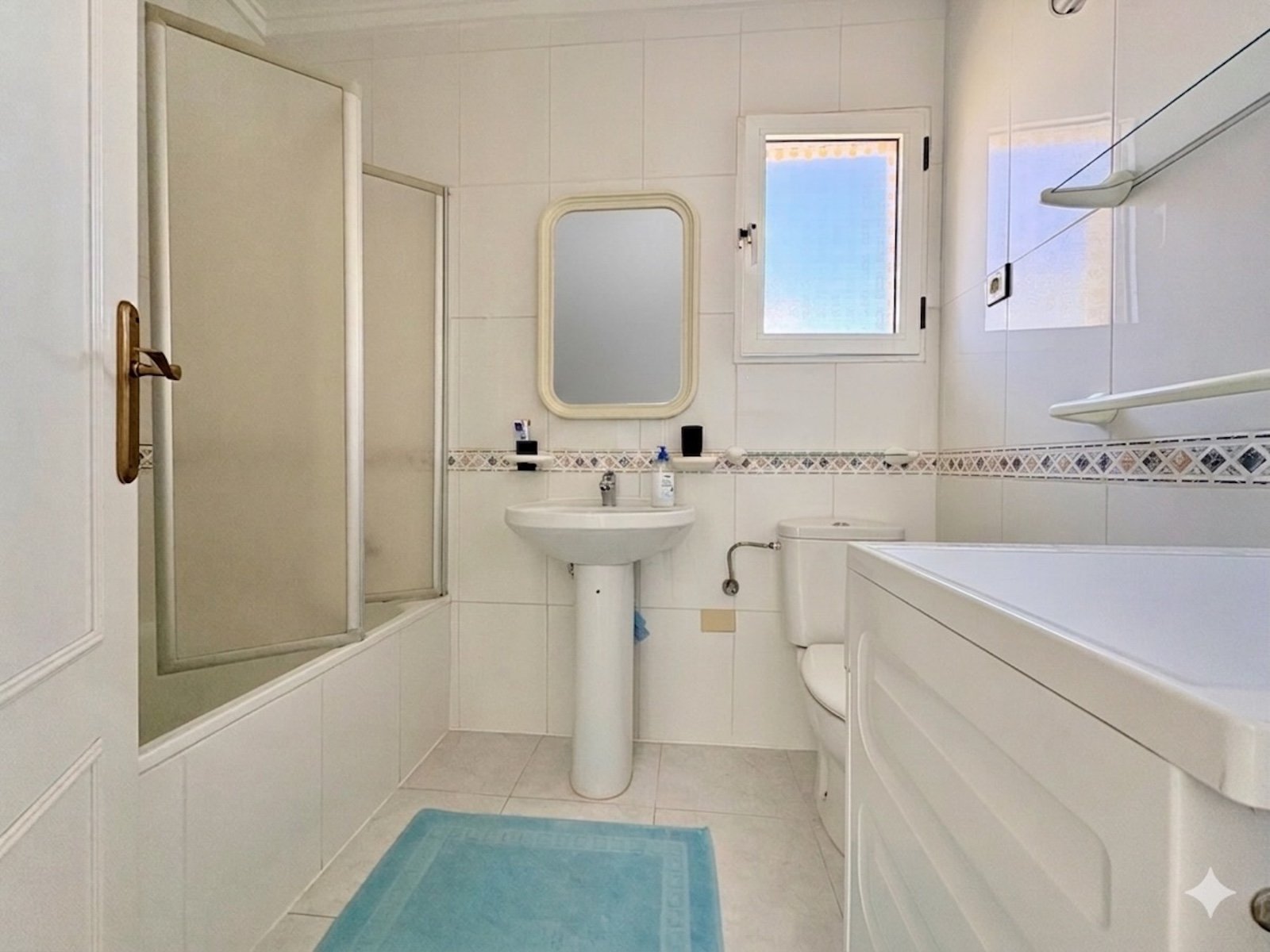 Apartamento de 3 dormitorios con solárium privado, vistas al mar, piscina y pista de tenis en La Florida