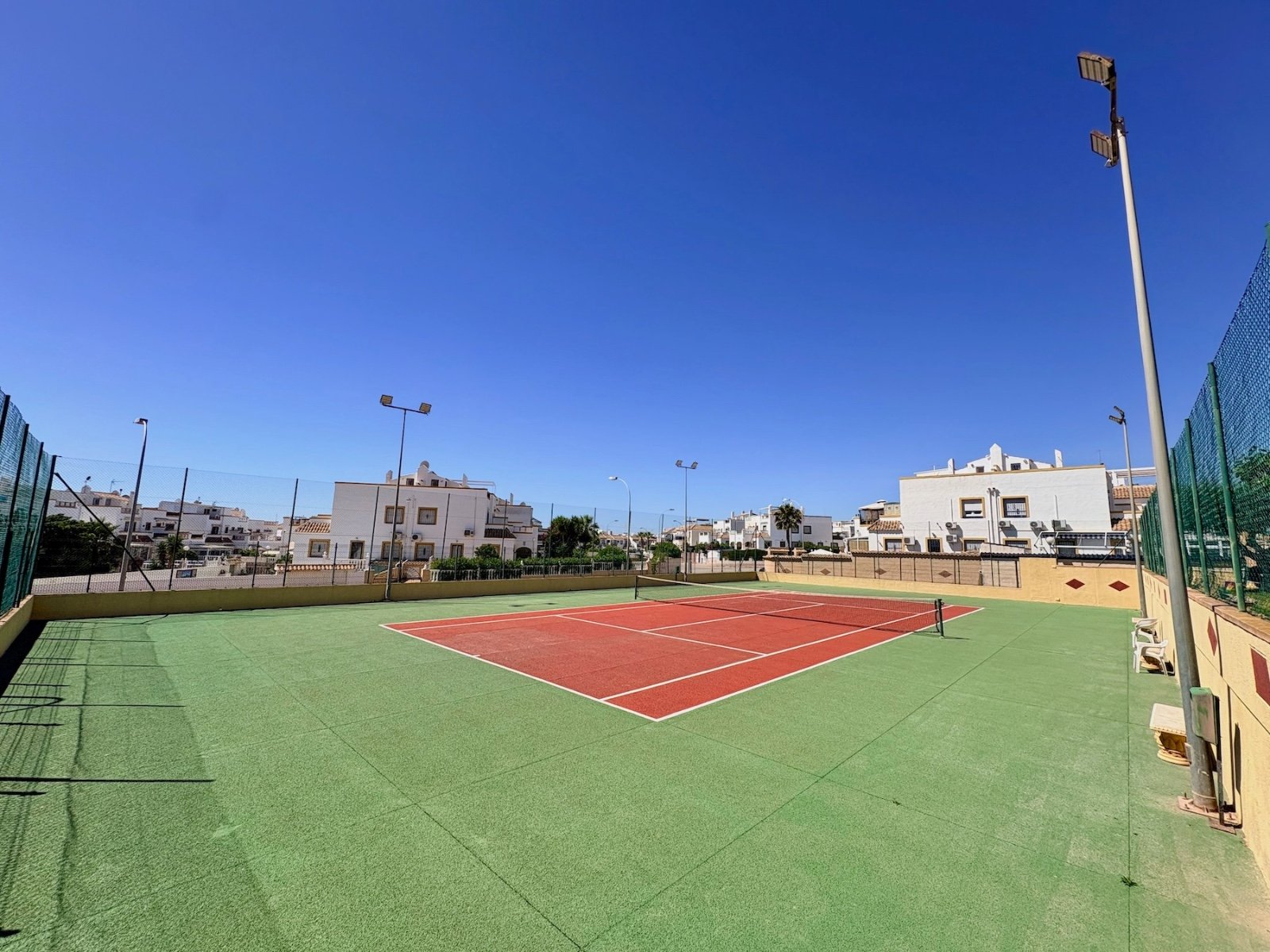 Apartamento de 3 dormitorios con solárium privado, vistas al mar, piscina y pista de tenis en La Florida