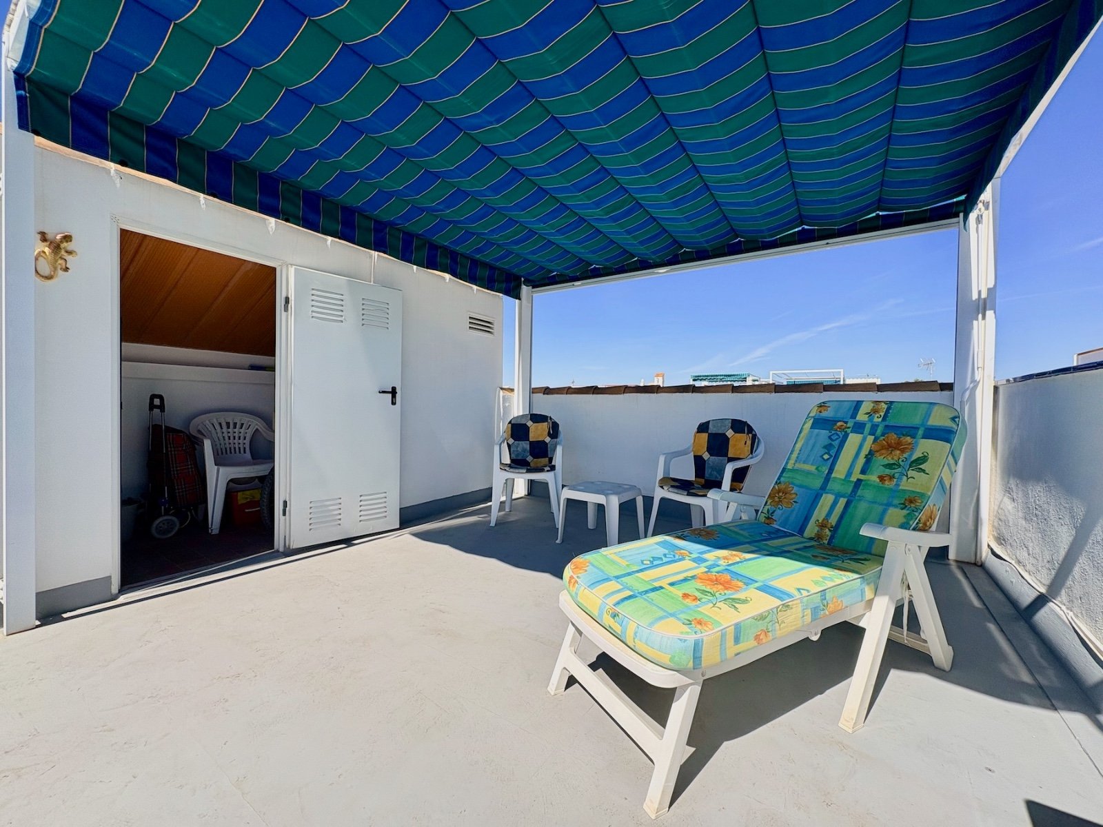 Apartamento de 3 dormitorios con solárium privado, vistas al mar, piscina y pista de tenis en La Florida