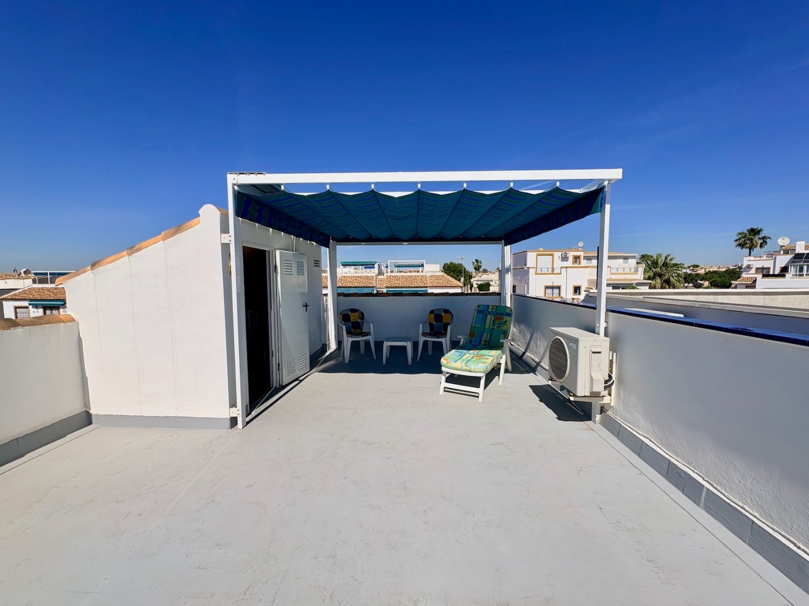 Apartamento de 3 dormitorios con solárium privado, vistas al mar, piscina y pista de tenis en La Florida
