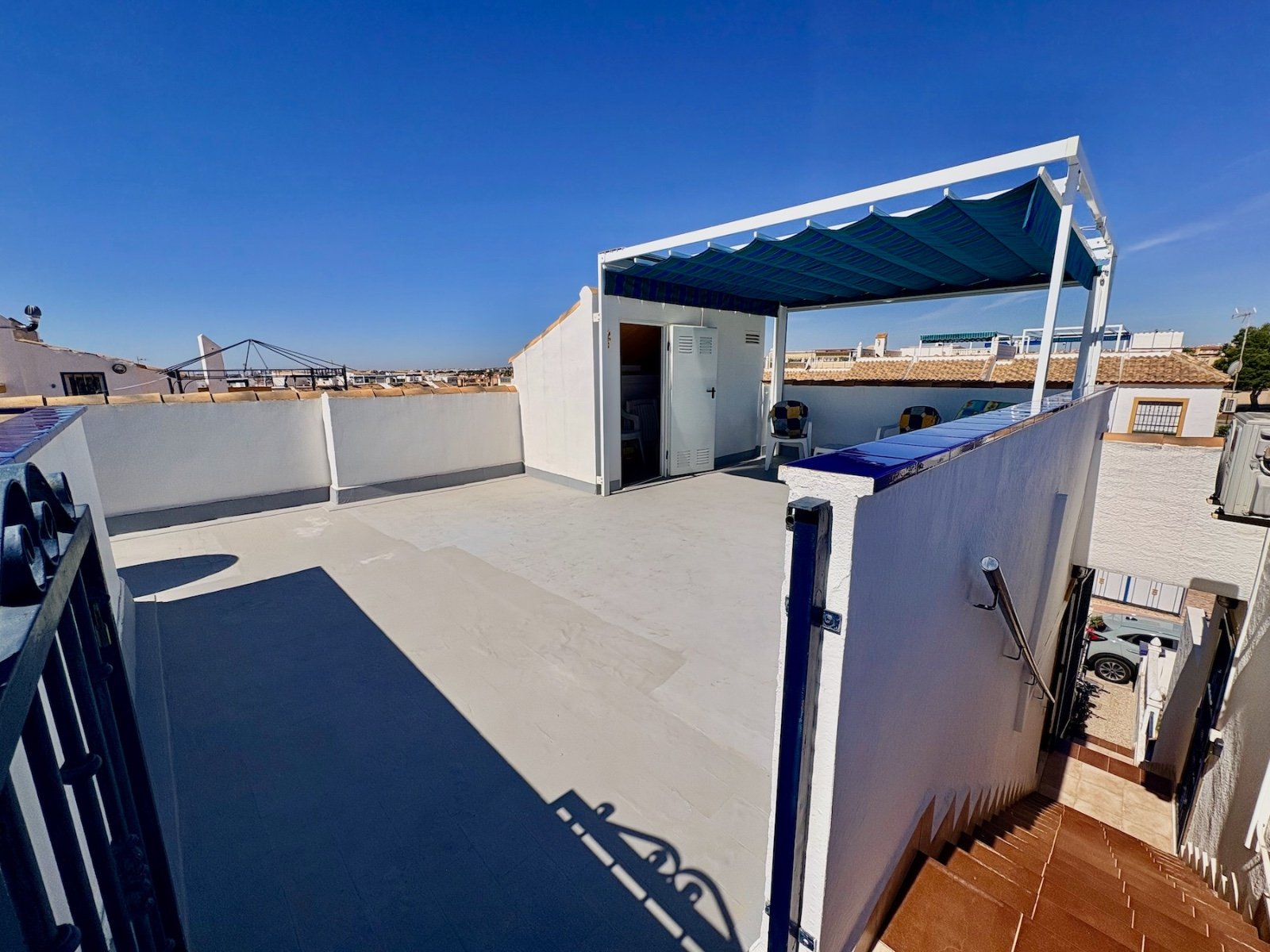 Apartamento de 3 dormitorios con solárium privado, vistas al mar, piscina y pista de tenis en La Florida