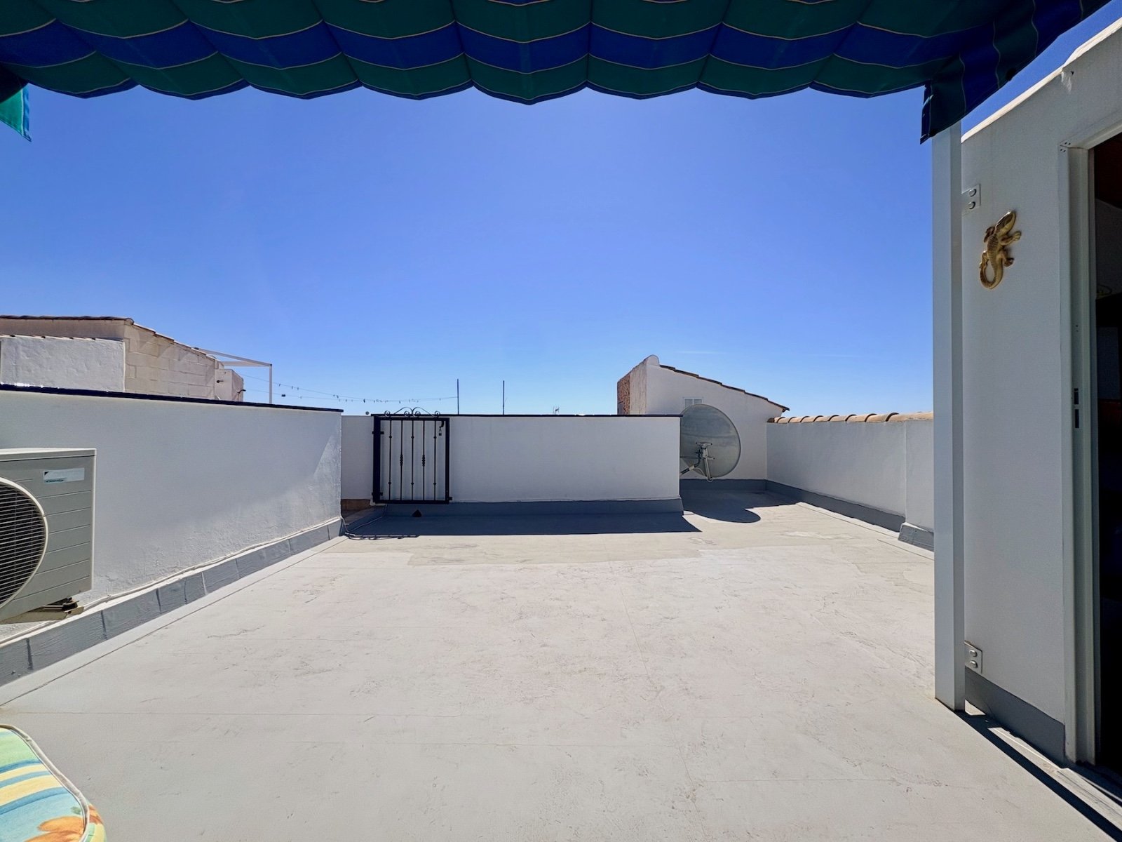 Apartamento de 3 dormitorios con solárium privado, vistas al mar, piscina y pista de tenis en La Florida