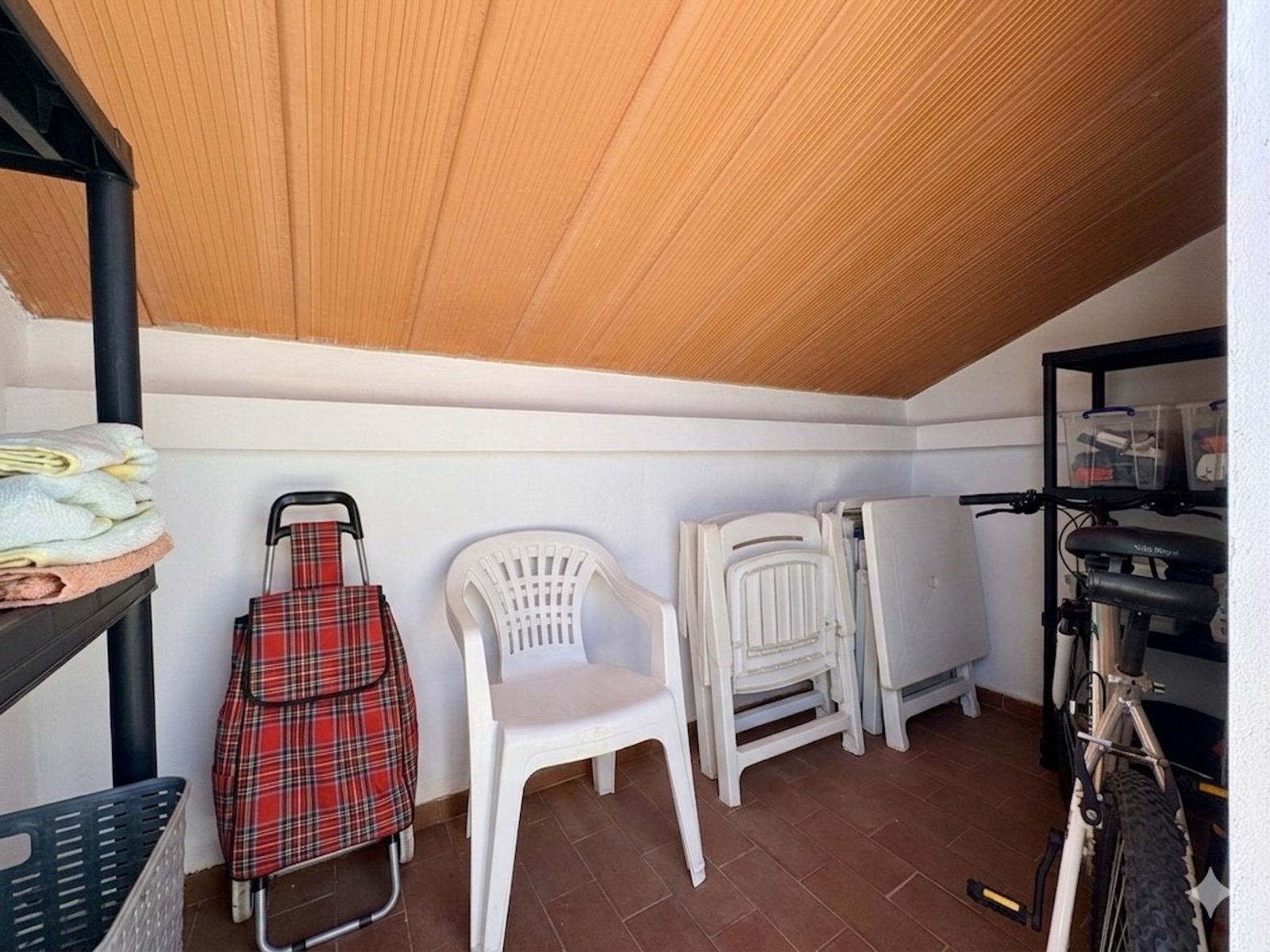 Apartamento de 3 dormitorios con solárium privado, vistas al mar, piscina y pista de tenis en La Florida