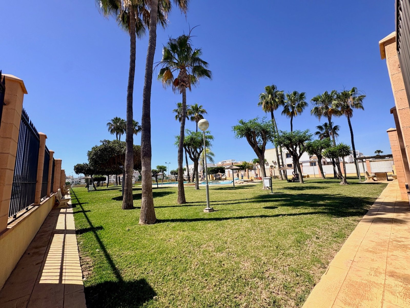 Apartamento de 3 dormitorios con solárium privado, vistas al mar, piscina y pista de tenis en La Florida