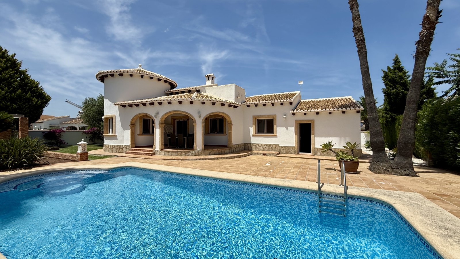 Villa de ensueño única cerca de Dénia, con una gran parcela esquinera y a pocos minutos a pie del mar