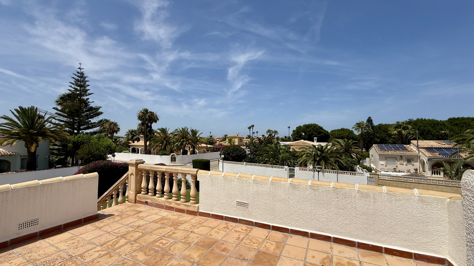 Villa de ensueño única cerca de Dénia, con una gran parcela esquinera y a pocos minutos a pie del mar
