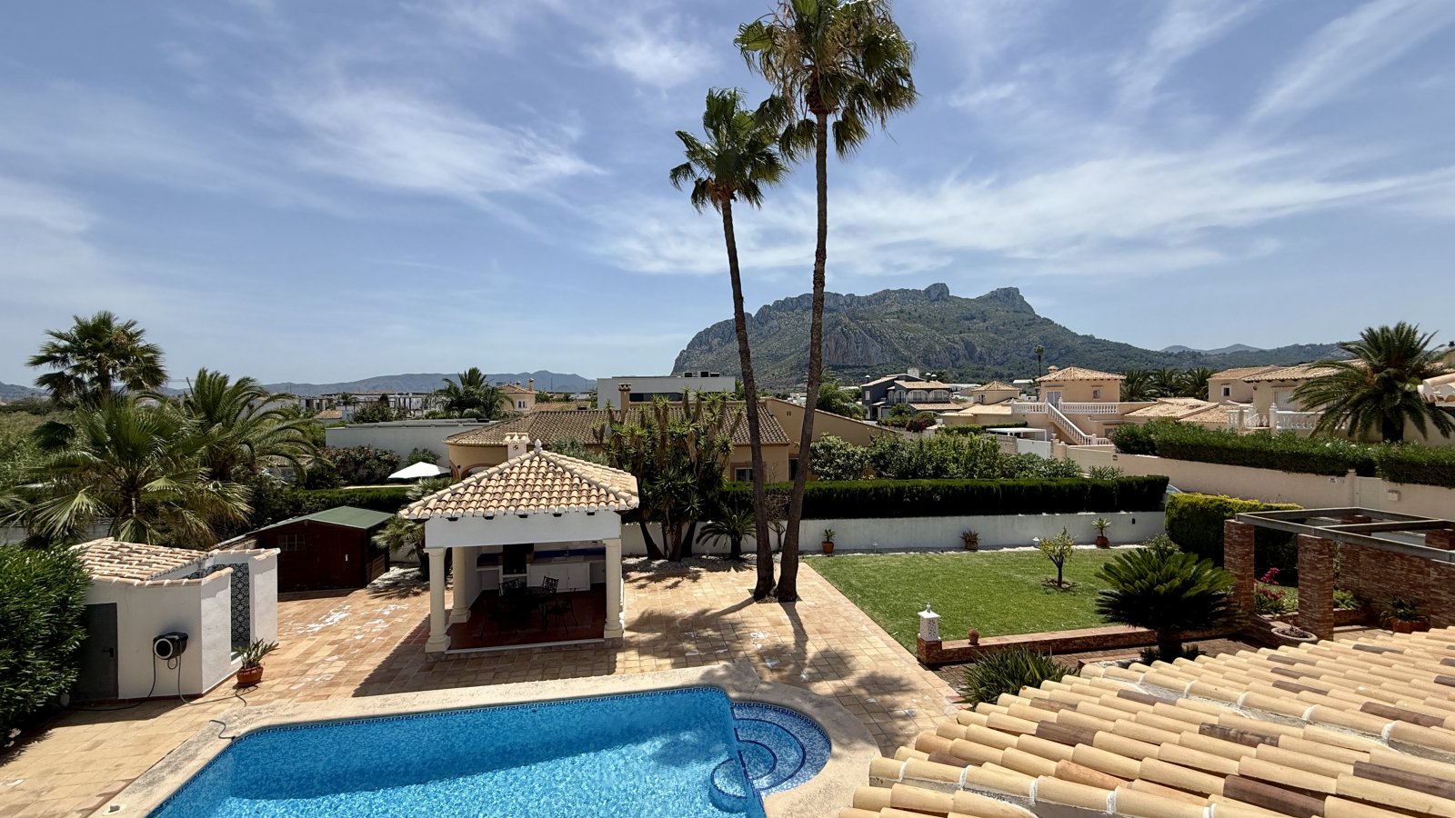 Villa de ensueño única cerca de Dénia, con una gran parcela esquinera y a pocos minutos a pie del mar