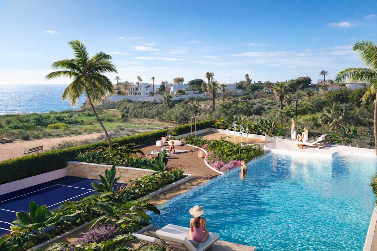Adosados de 3 dormitorios y 2 baños con aseo, solarium, vistas al mar y piscina comunitaria en un complejo exclusivo en primera línea