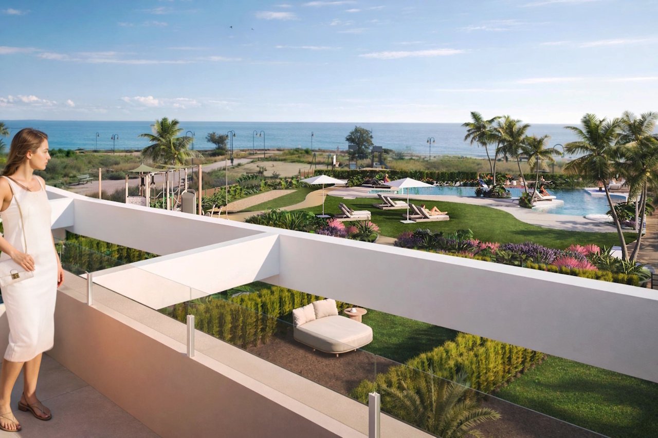 Adosados de 3 dormitorios y 2 baños con aseo, solarium, vistas al mar y piscina comunitaria en un complejo exclusivo en primera línea