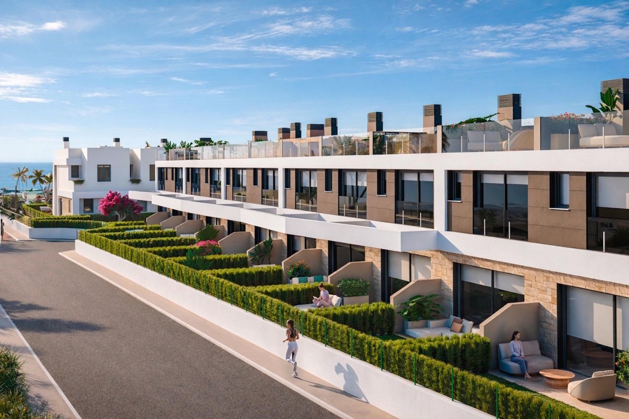 Adosados de 3 dormitorios y 2 baños con aseo, solarium, vistas al mar y piscina comunitaria en un complejo exclusivo en primera línea