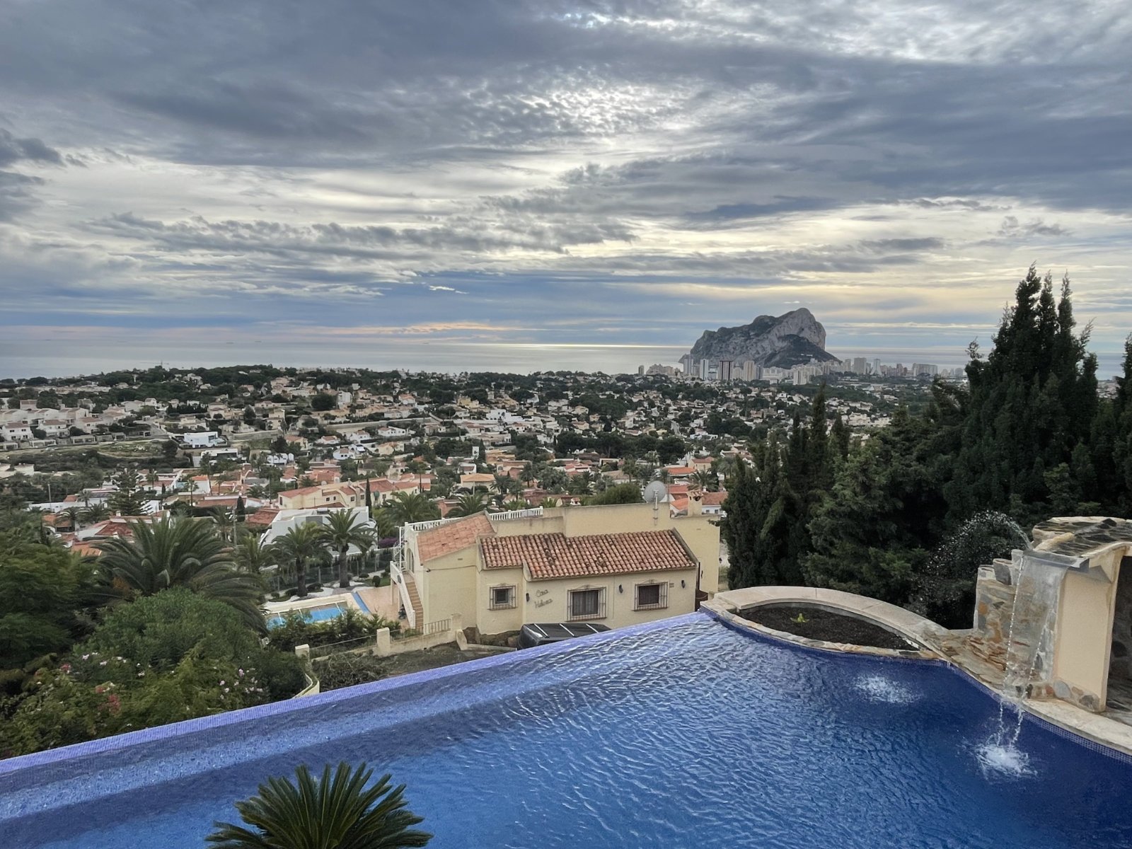 Exclusiva villa, dividida en dos apartamentos, con piscina privada y vistas al mar