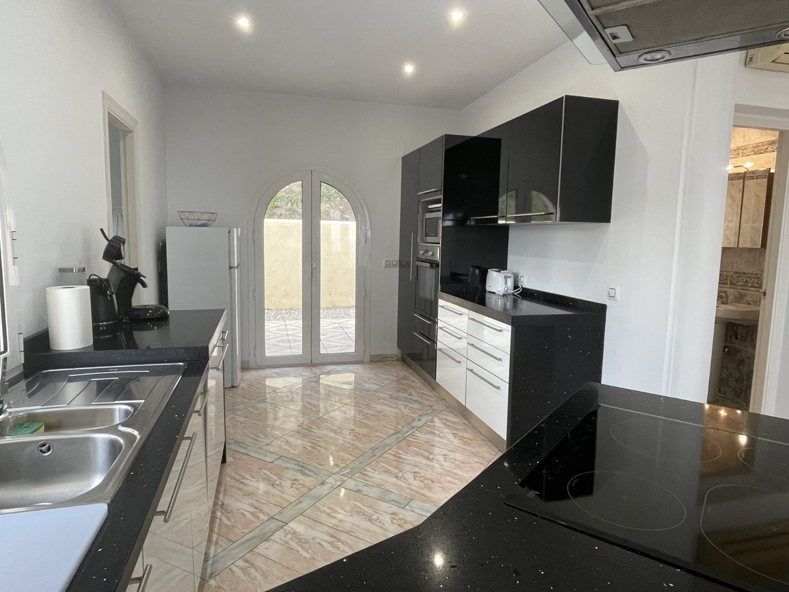 Exclusiva villa, dividida en dos apartamentos, con piscina privada y vistas al mar