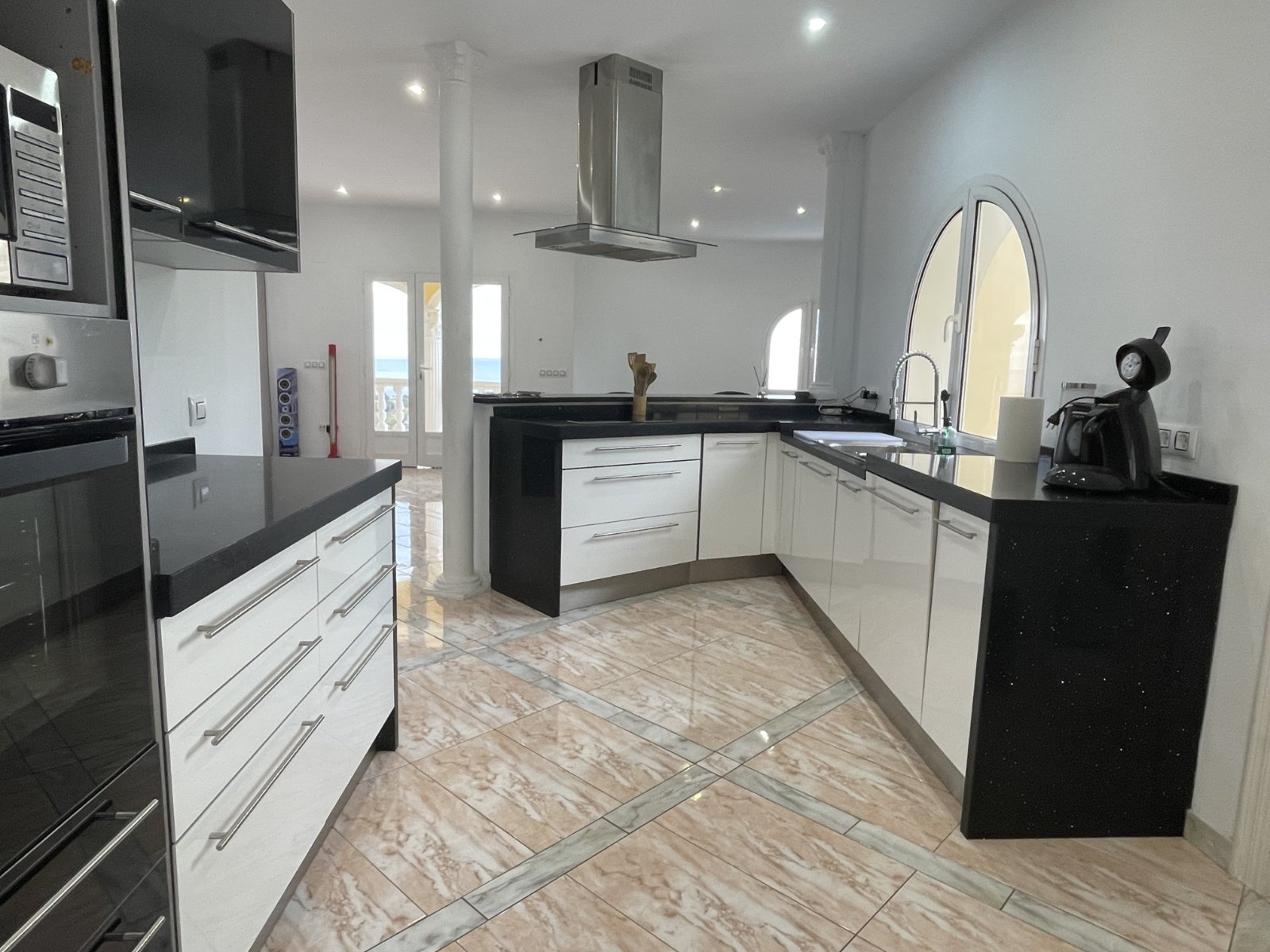 Exclusiva villa, dividida en dos apartamentos, con piscina privada y vistas al mar