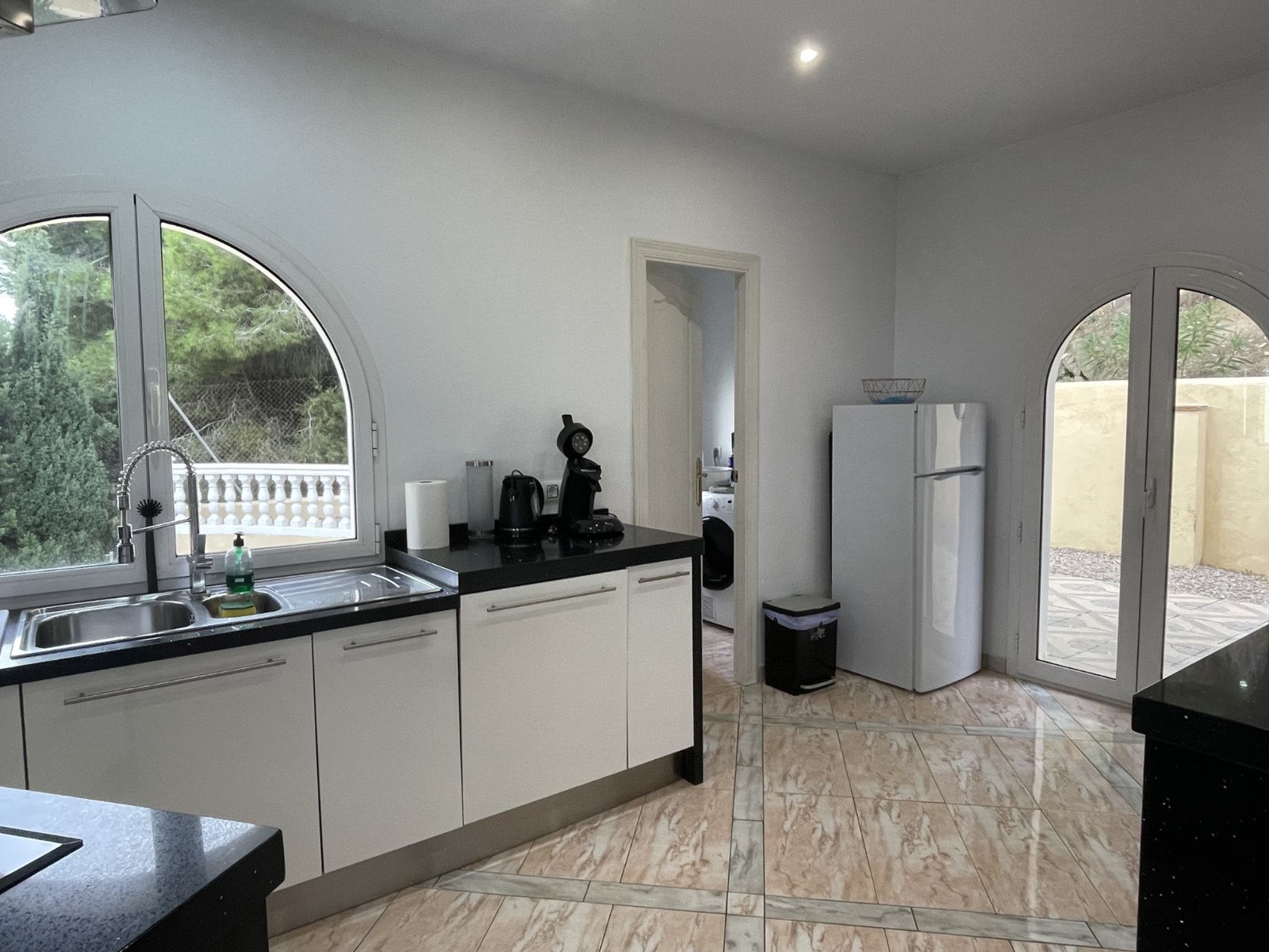 Exclusiva villa, dividida en dos apartamentos, con piscina privada y vistas al mar