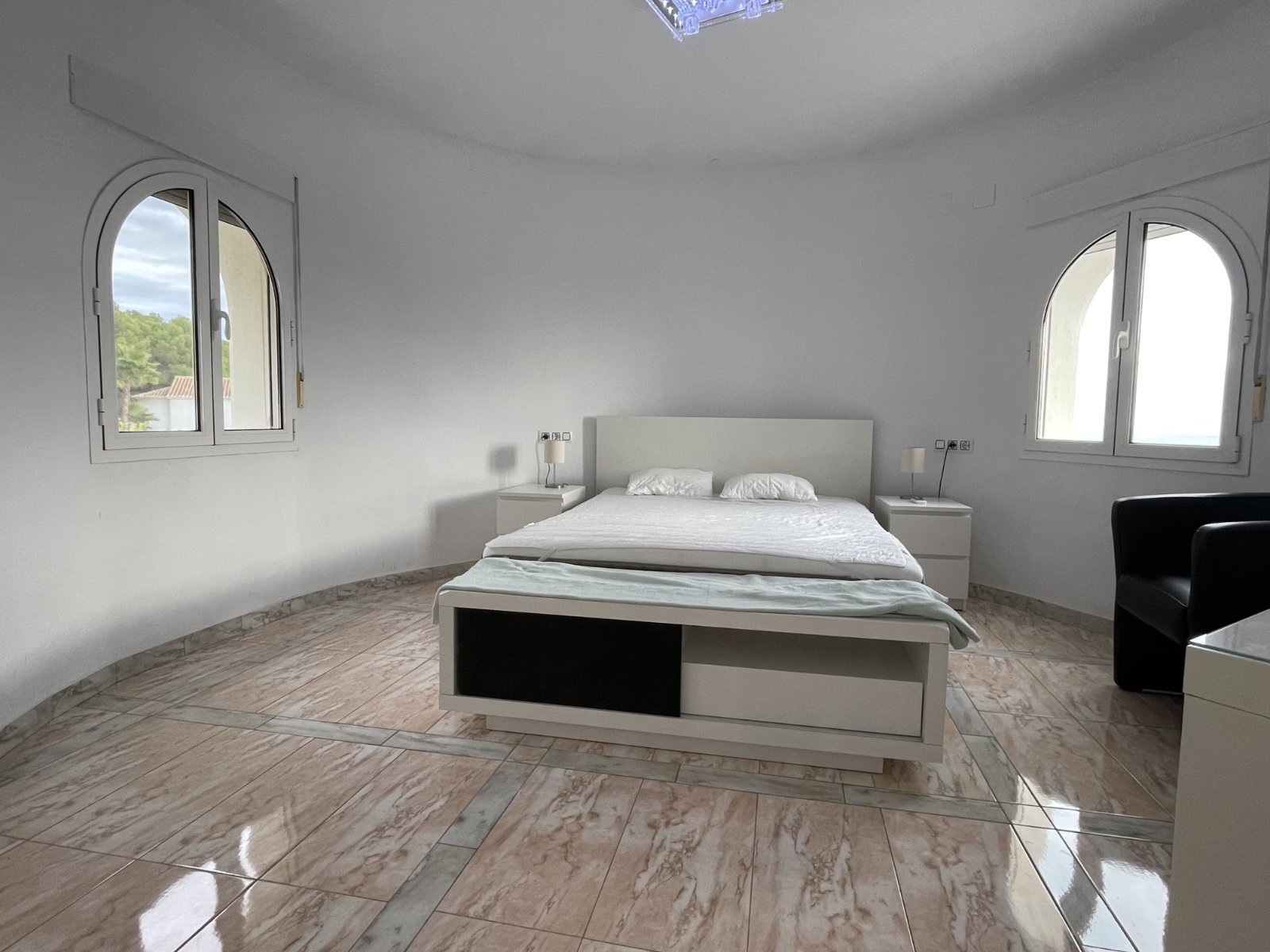Exclusiva villa, dividida en dos apartamentos, con piscina privada y vistas al mar