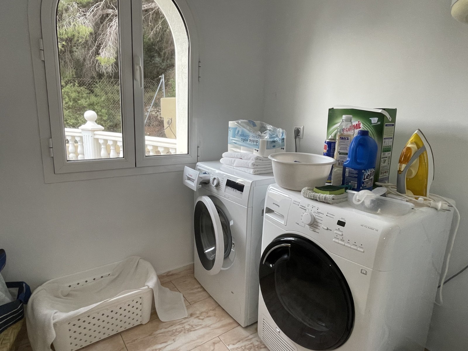 Exclusiva villa, dividida en dos apartamentos, con piscina privada y vistas al mar