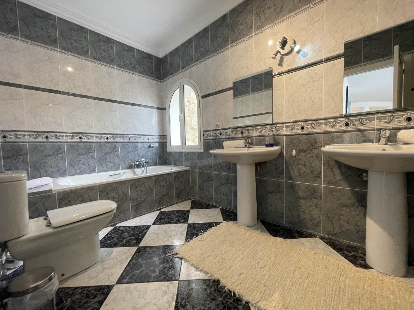 Exclusiva villa, dividida en dos apartamentos, con piscina privada y vistas al mar