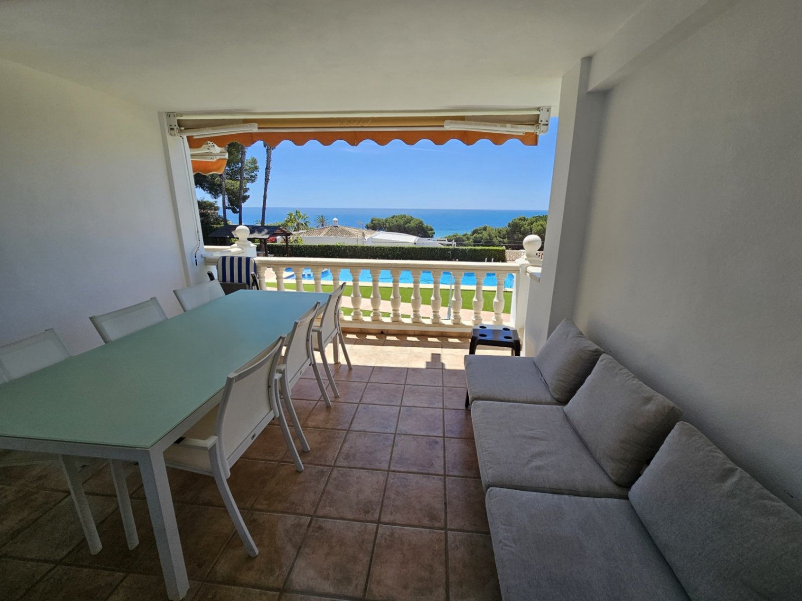 Dúplex de 3 dormitorios y 2 baños con 2 plazas de garaje subterráneo, piscina comunitaria y vistas al mar