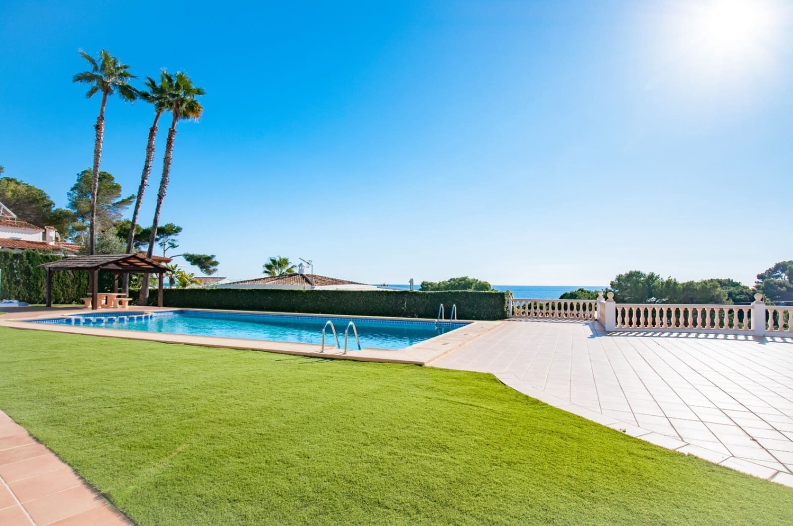 Dúplex de 3 dormitorios y 2 baños con 2 plazas de garaje subterráneo, piscina comunitaria y vistas al mar