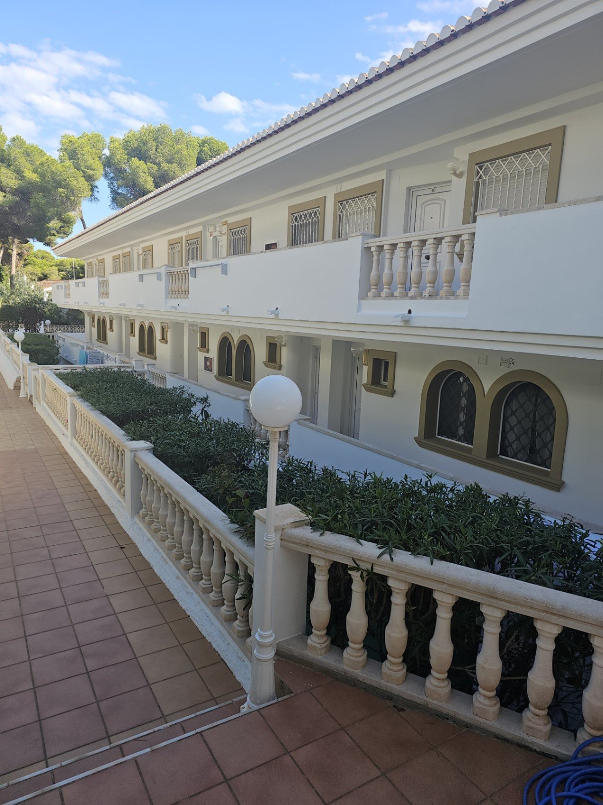 Dúplex de 3 dormitorios y 2 baños con 2 plazas de garaje subterráneo, piscina comunitaria y vistas al mar