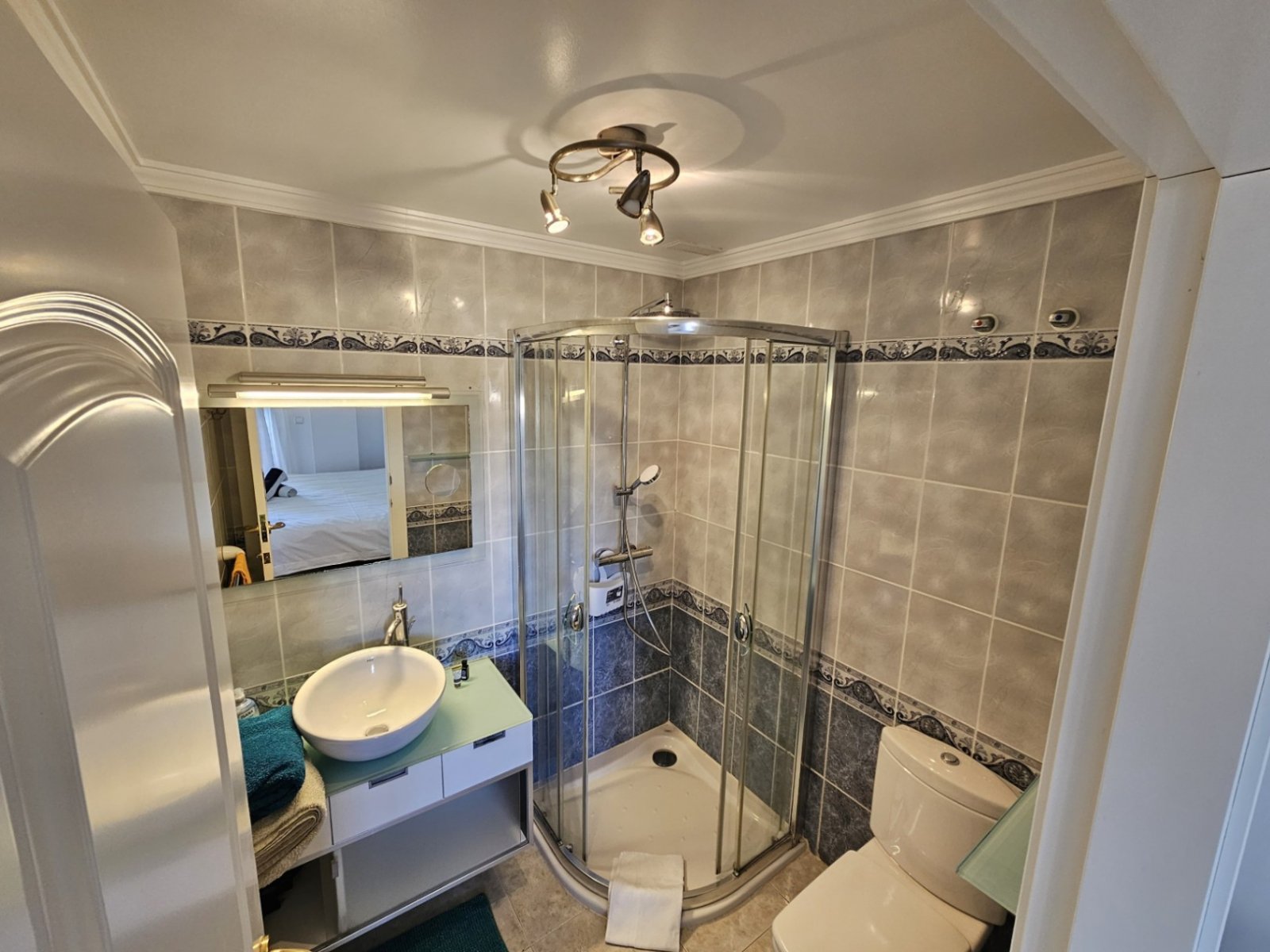 Dúplex de 3 dormitorios y 2 baños con 2 plazas de garaje subterráneo, piscina comunitaria y vistas al mar