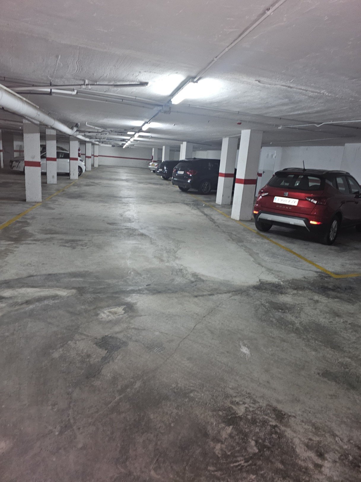 Dúplex de 3 dormitorios y 2 baños con 2 plazas de garaje subterráneo, piscina comunitaria y vistas al mar