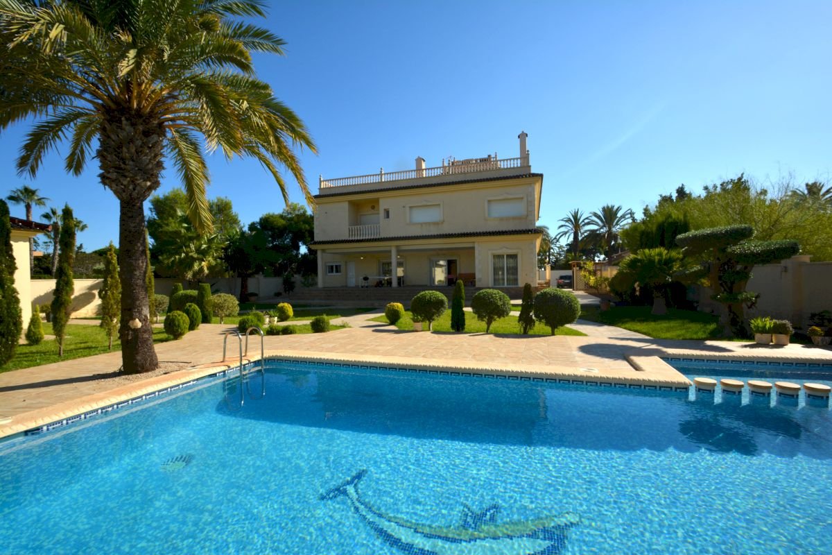 Preciosa, amplia y exclusiva villa en la mejor zona de Cabo Roig, a tan solo 150 metros de la playa