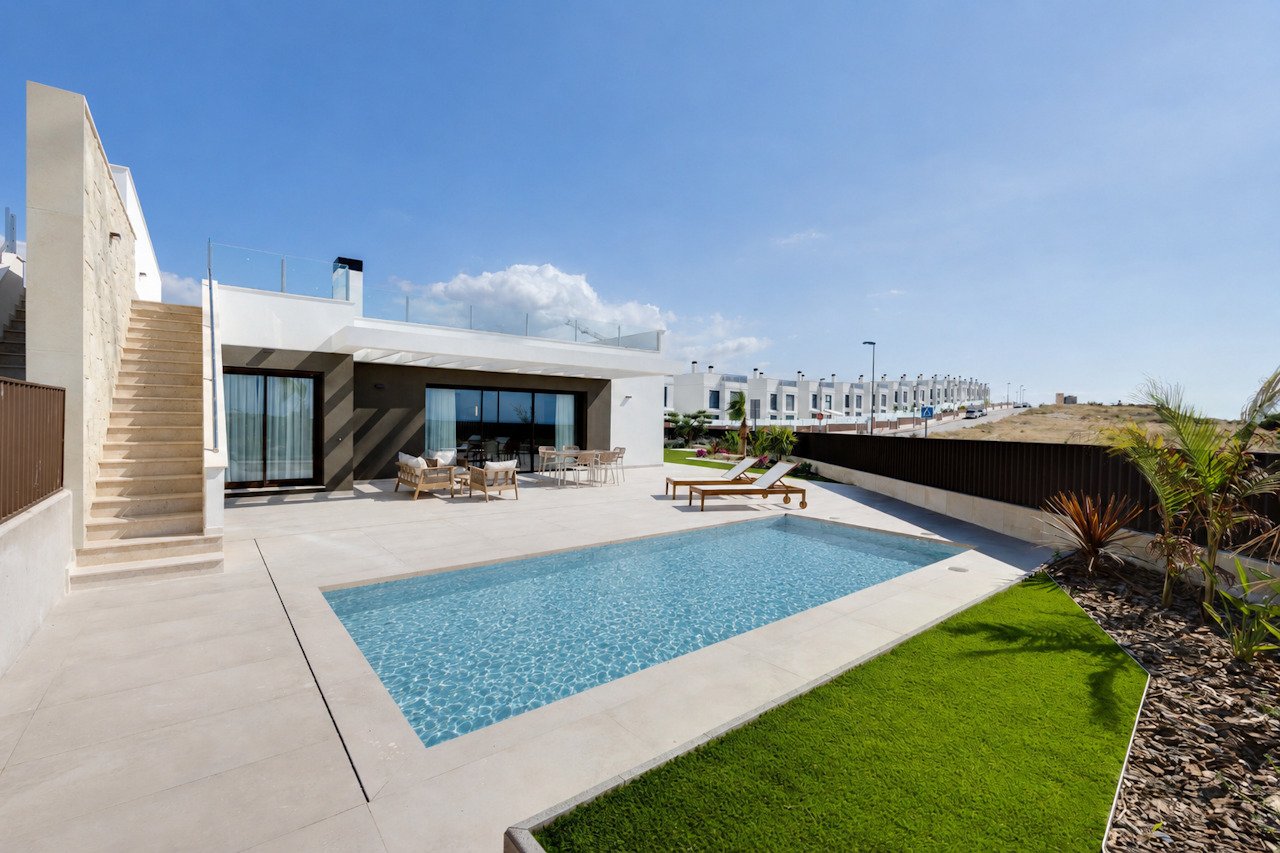 Viviendas unifamiliares con tres dormitorios, tres baños, solárium, piscina y vistas al mar
