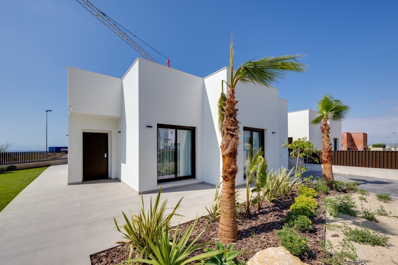 Viviendas unifamiliares con tres dormitorios, tres baños, solárium, piscina y vistas al mar