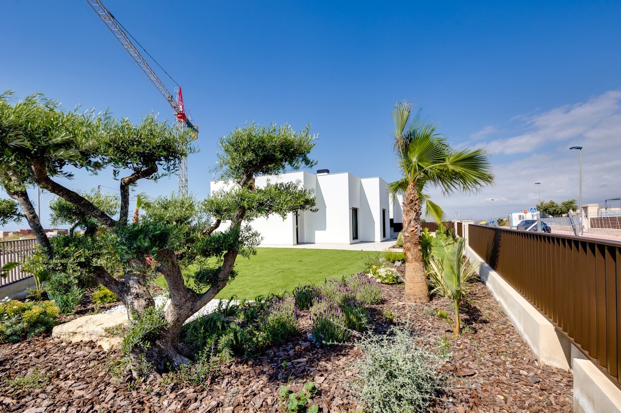 Viviendas unifamiliares con tres dormitorios, tres baños, solárium, piscina y vistas al mar