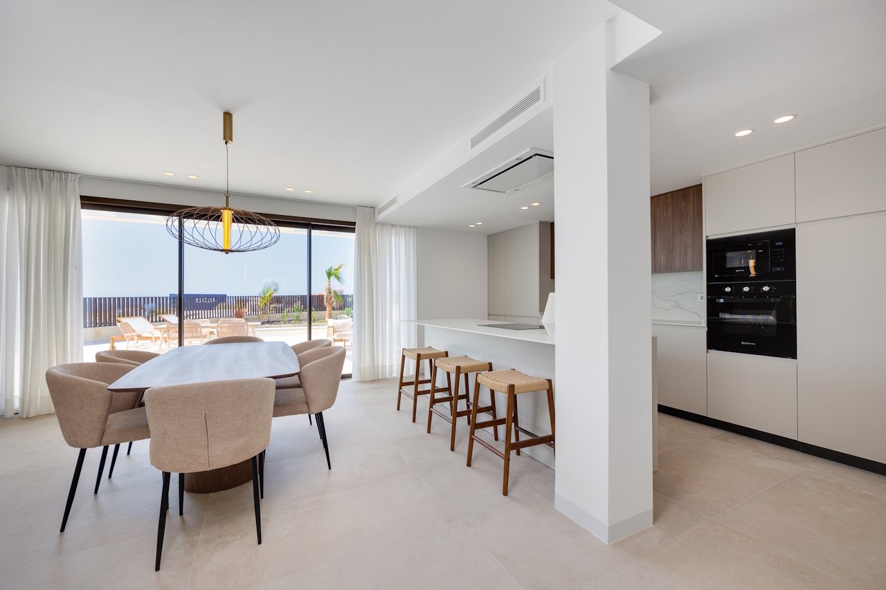 Viviendas unifamiliares con tres dormitorios, tres baños, solárium, piscina y vistas al mar