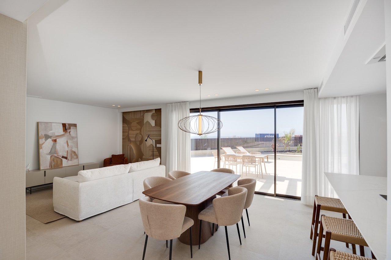 Viviendas unifamiliares con tres dormitorios, tres baños, solárium, piscina y vistas al mar