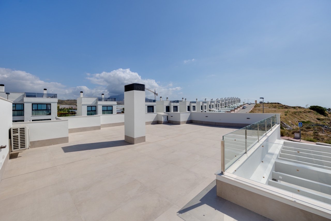 Viviendas unifamiliares con tres dormitorios, tres baños, solárium, piscina y vistas al mar