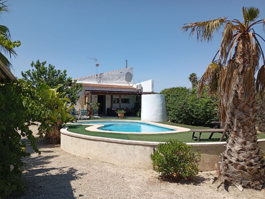 Villa de 4 dormitorios, 3 baños y piscina privada a las afueras de Daya Nueva