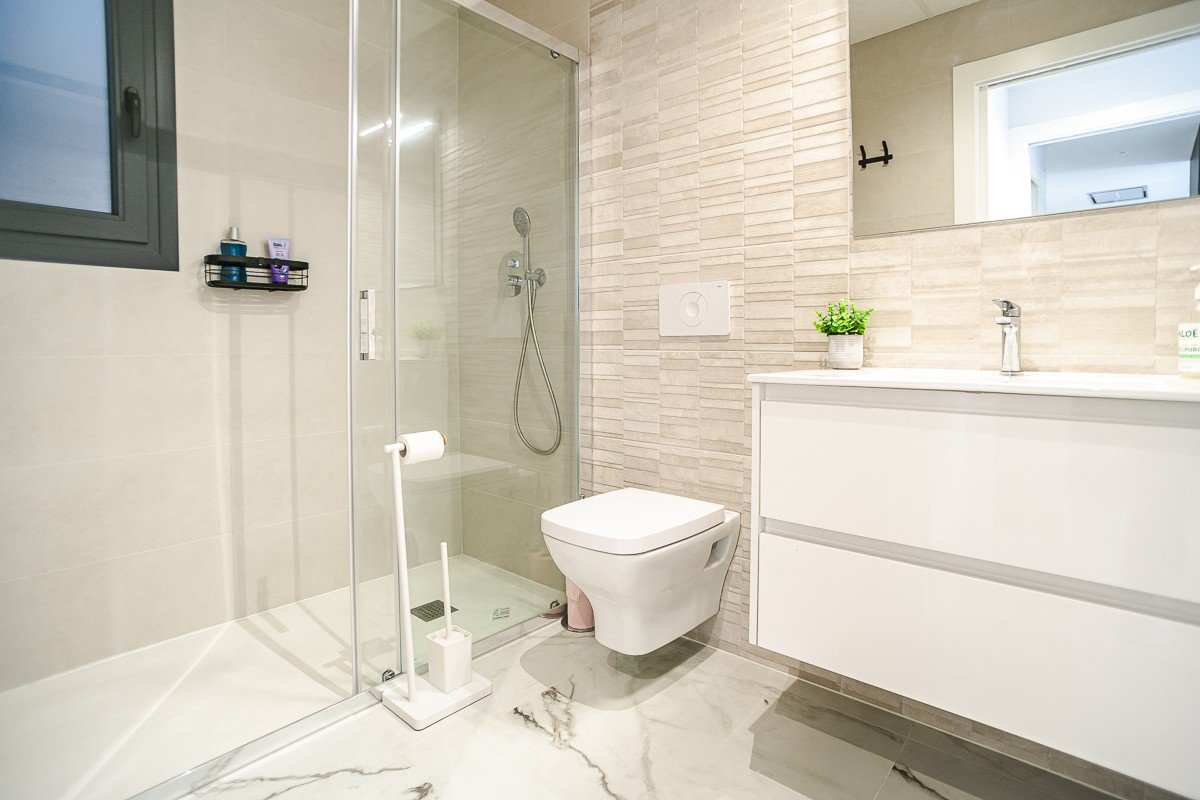 Ático prácticamente nuevo de 2 dormitorios y 2 baños con solárium y parking privado