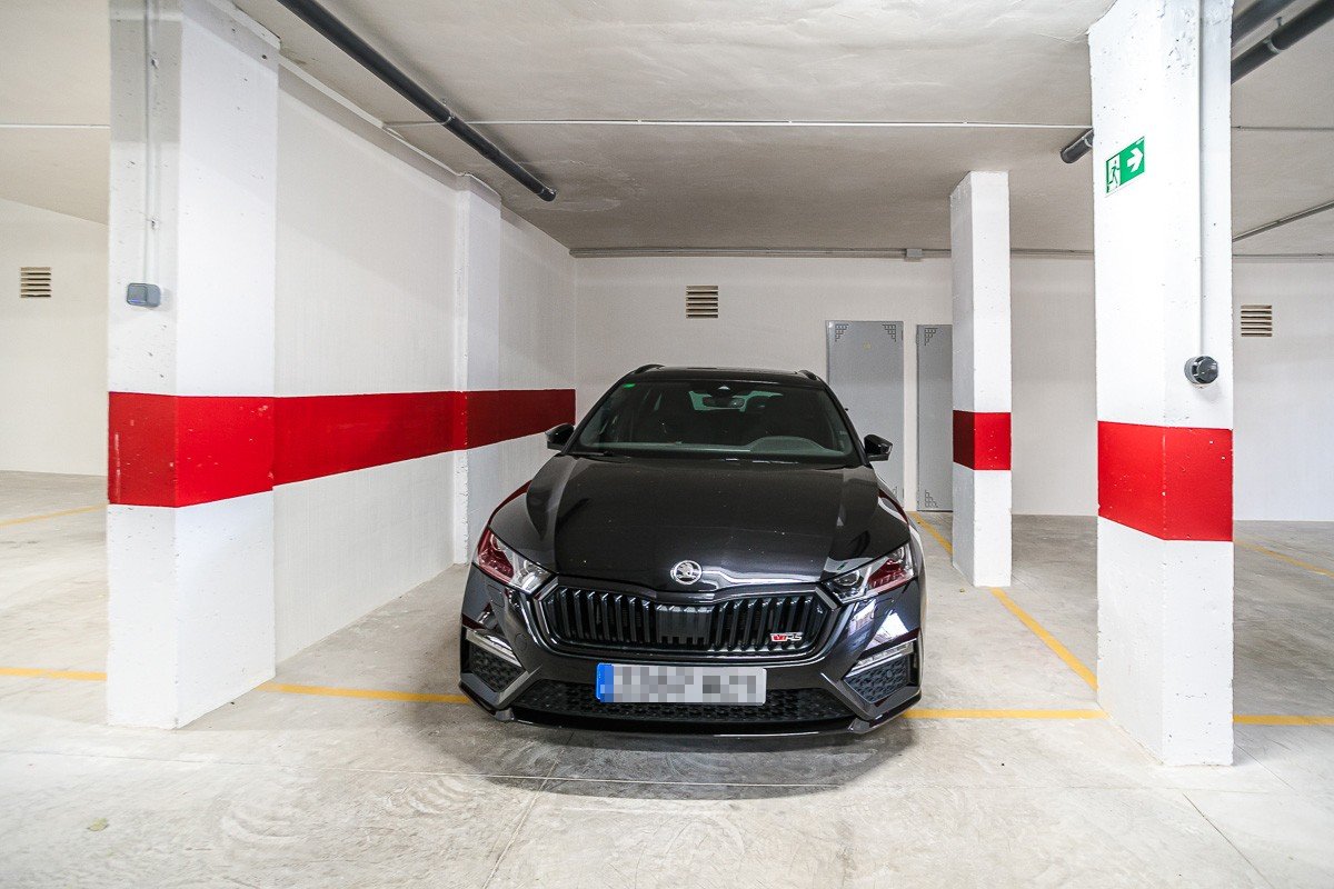 Ático prácticamente nuevo de 2 dormitorios y 2 baños con solárium y parking privado