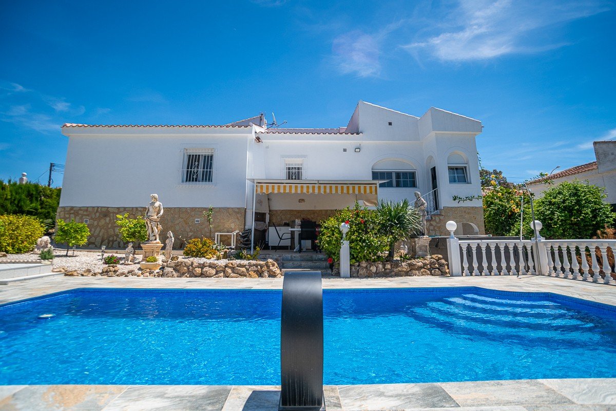 Villa andaluza exclusiva con piscina privada en La Marina - lujo bajo el sol español