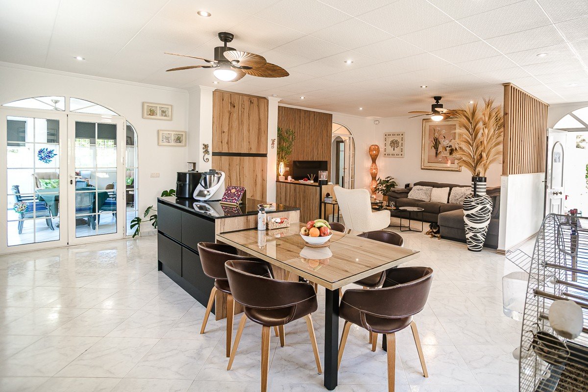Villa andaluza exclusiva con piscina privada en La Marina - lujo bajo el sol español