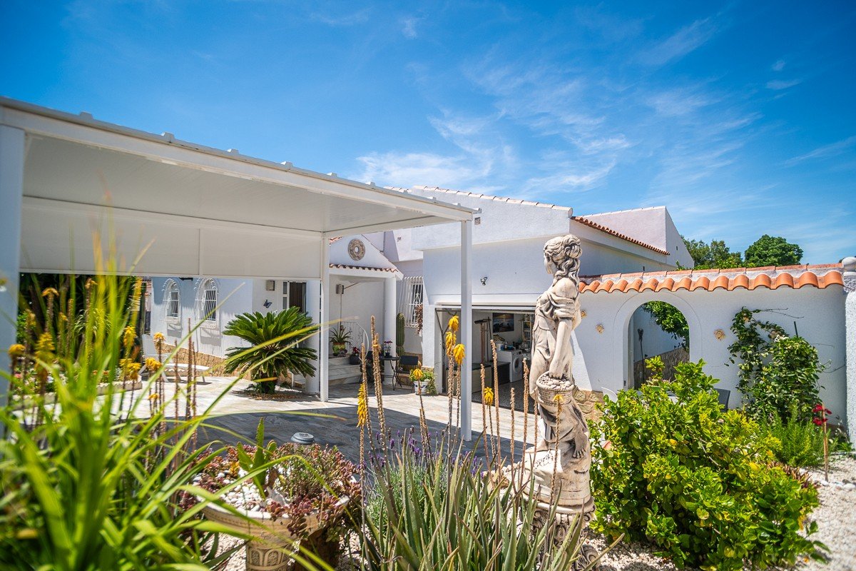 Villa andaluza exclusiva con piscina privada en La Marina - lujo bajo el sol español