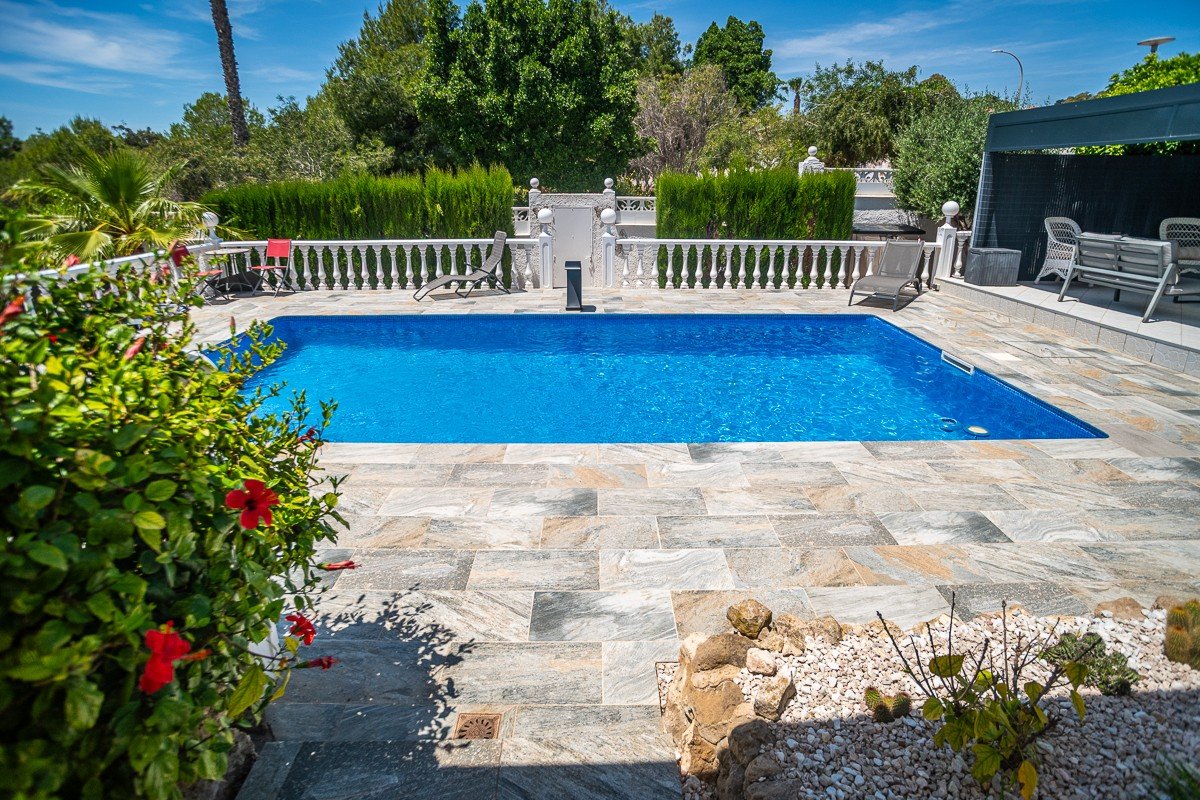 Villa andaluza exclusiva con piscina privada en La Marina - lujo bajo el sol español